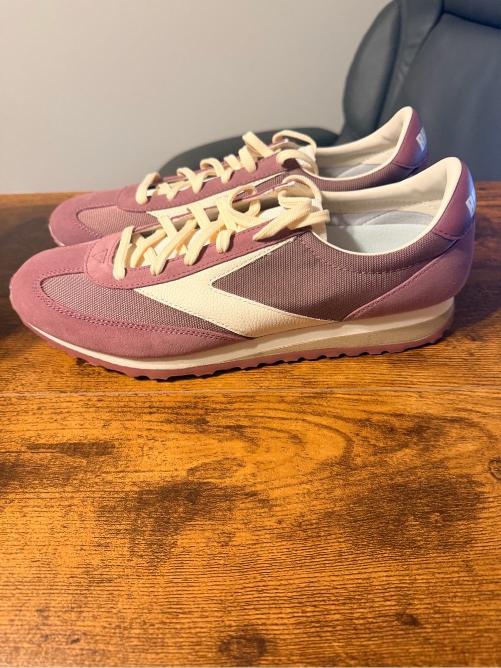 Brooks Retro Runner Sneakers in Dusty Rose and Cream 11.5M/13W